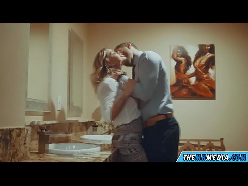 ❤️ Khi một cô gái tóc vàng busty quyến rũ bạn trong một nhà vệ sinh công cộng ️ Video qua đường hậu môn tại chúng tôi ﹏
